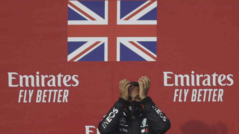 Lewis Hamilton, en el podio de Imola.