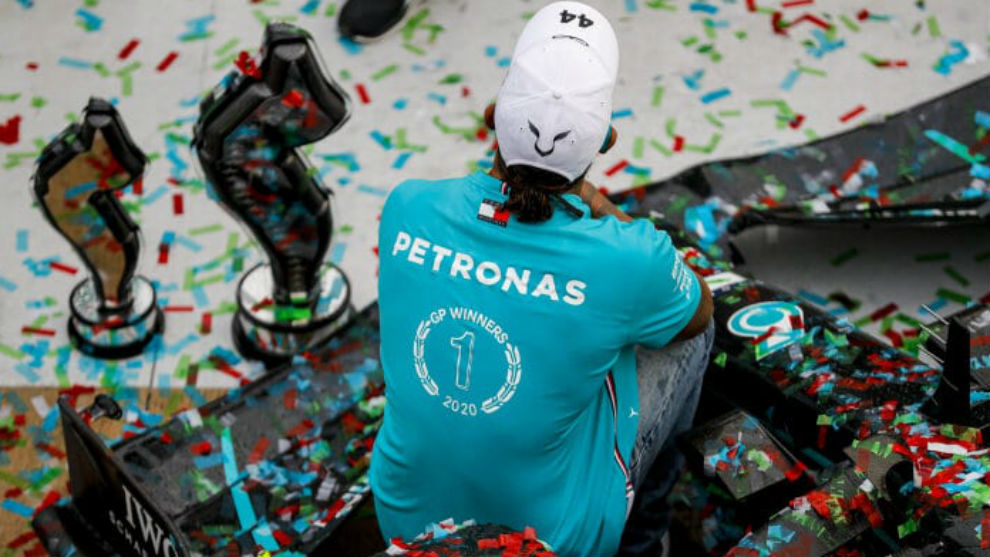 Hamilton sobre su coche, rodeado de trofeos y confeti tras el séptimo título de Mercedes
