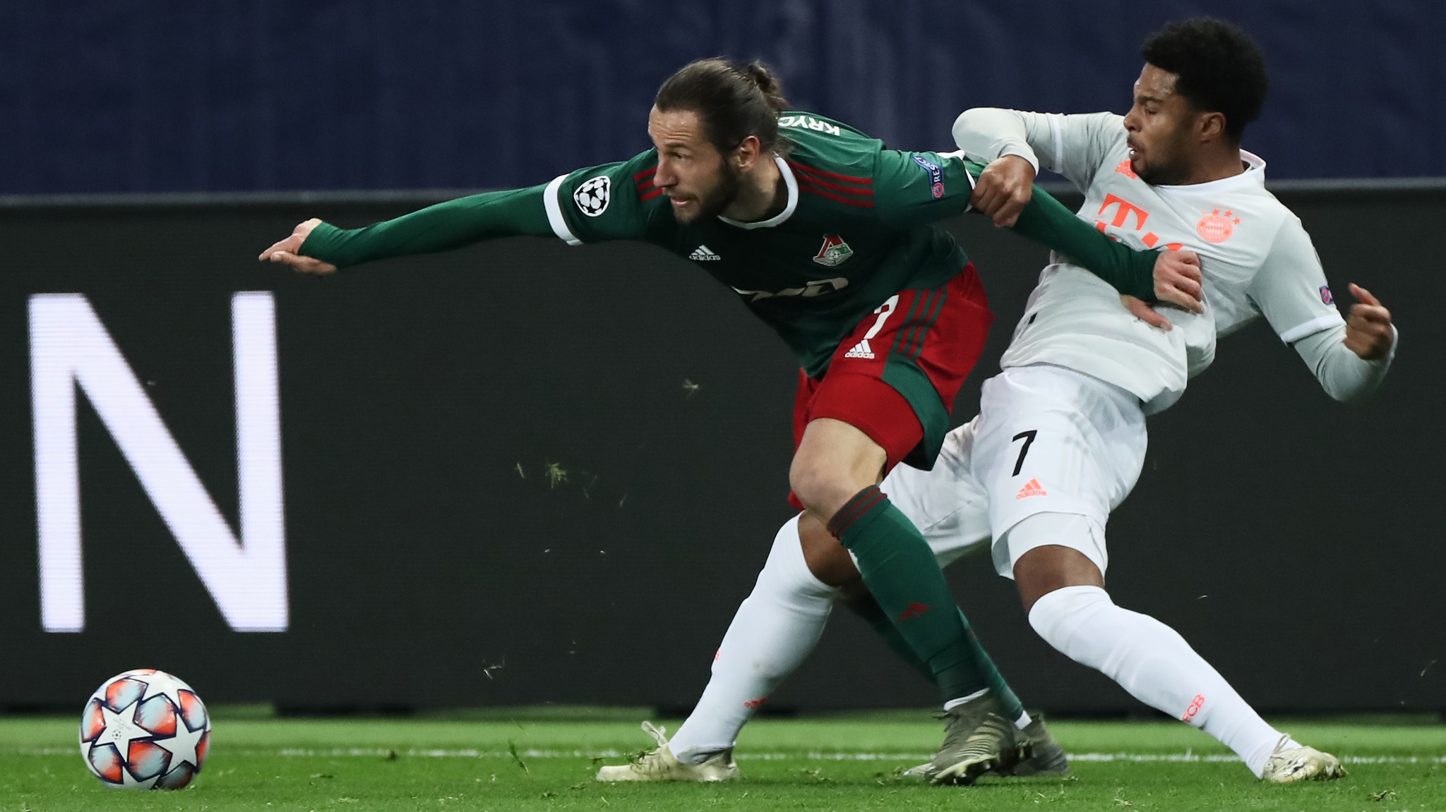 Krychowiak disputa un baln con Gnabry en un encuentro de Champions League.