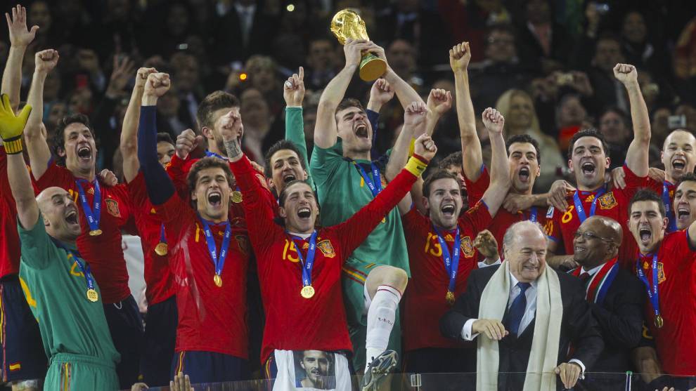 Casillas levanta al cielo la Copa del Mundo conquistada por Espaa en el Soccer City