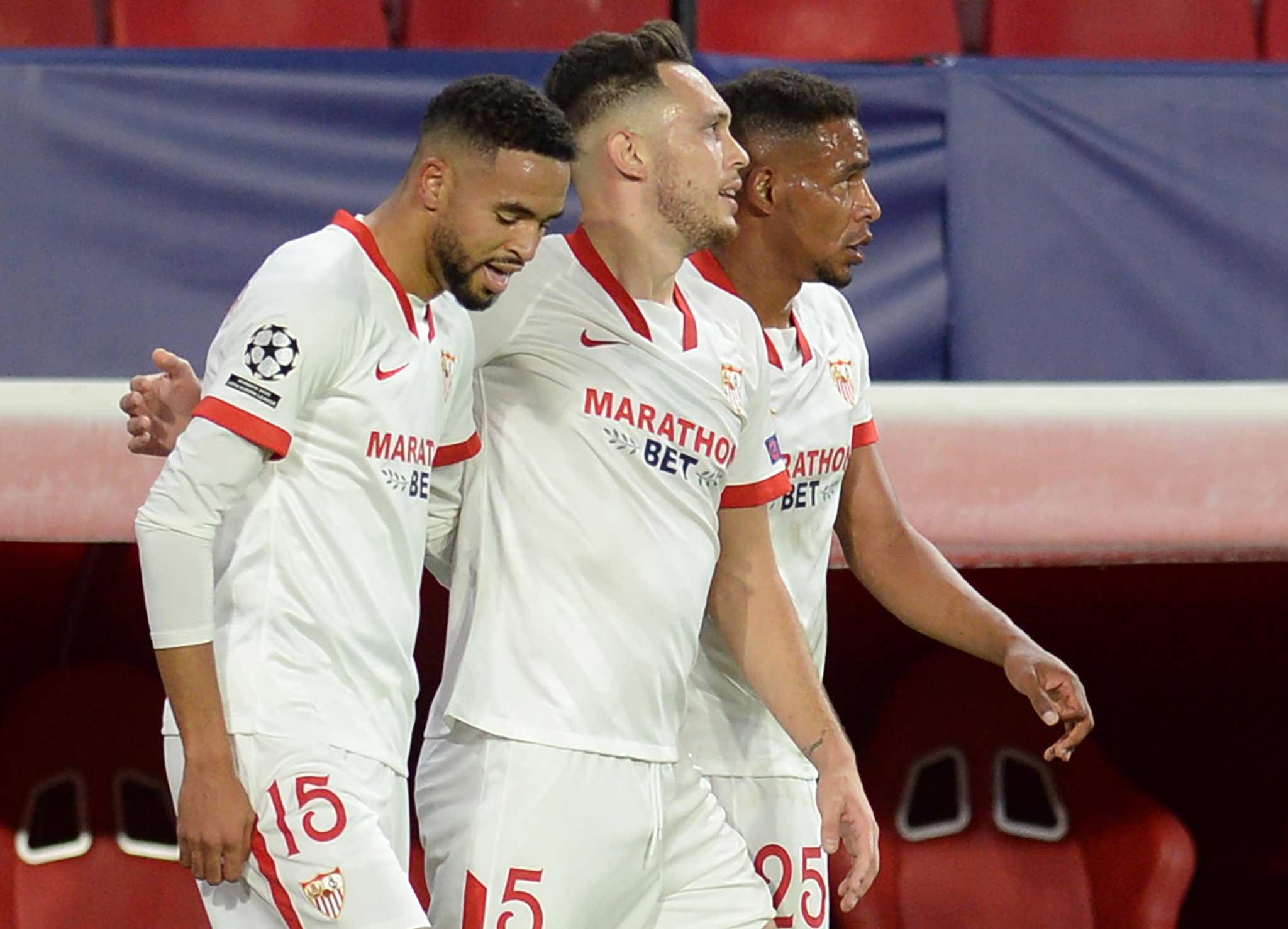 En-Nesyri (23), Ocampos (26) y Fernando (32) celebran el gol del marroqu.