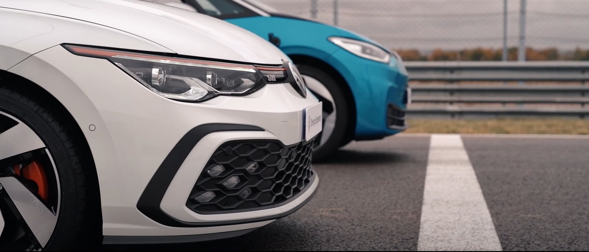 El Volkswagen Golf GTI se enfrenta al ID.3 en una carrera de aceleración ¿Quién ganará?