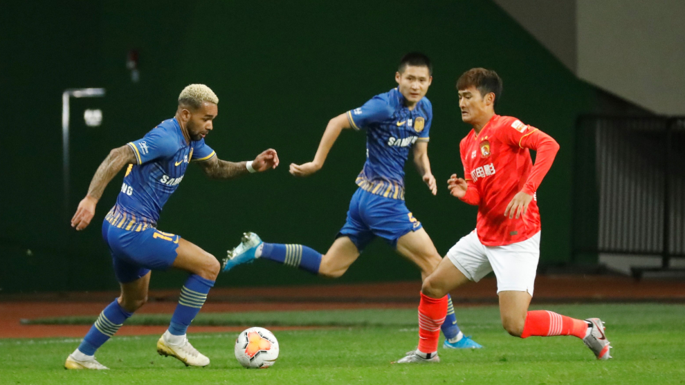 El Jiansu Suning y el Guangzhou Evergrande en la Superliga china.