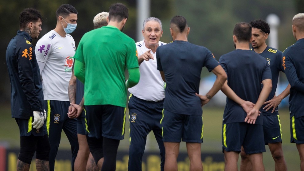 Tite se dirige a sus jugadores tras el último entrenamiento de Brasil.