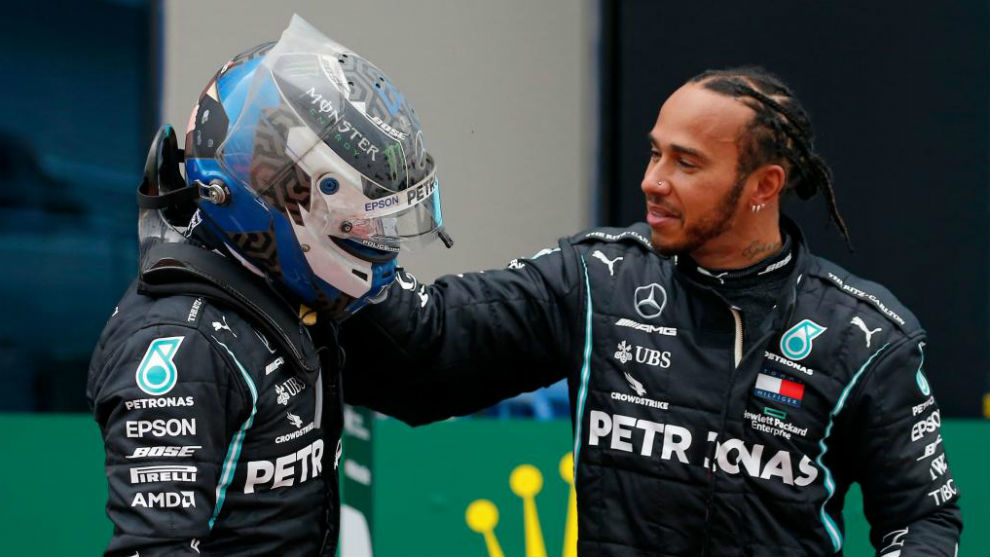 Hamilton ganador, consuela a Bottas (12º) tras conquistar el séptimo título Mundial de F1.