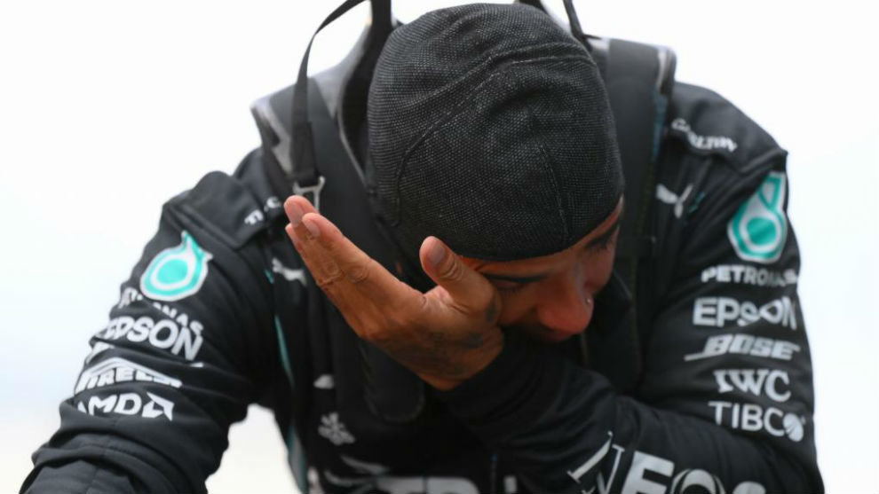 Lewis Hamilton llora tras su triunfo en el Gran Premio de Turquía 2020.