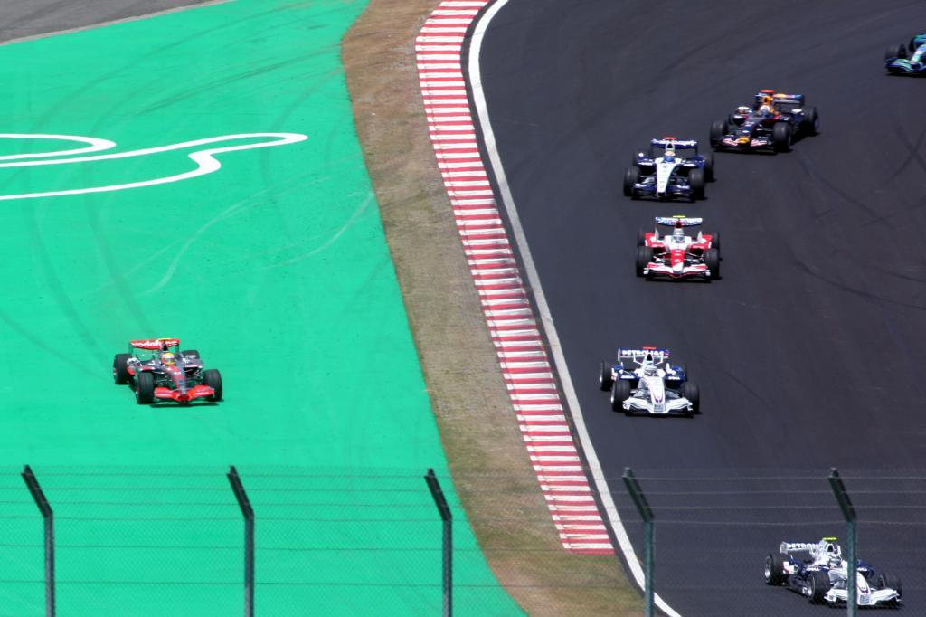 Hamilton se sale en la primera vuelta de Brasil 2007, tras pulsar el limitador / RV Racing Press