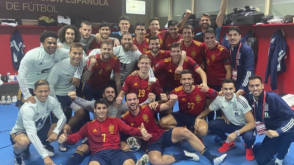 Los jugadores de España posan en el vestuario tras el 6-0 a Alemania.