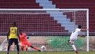 Surez marca un gol de penalti con Uruguay.