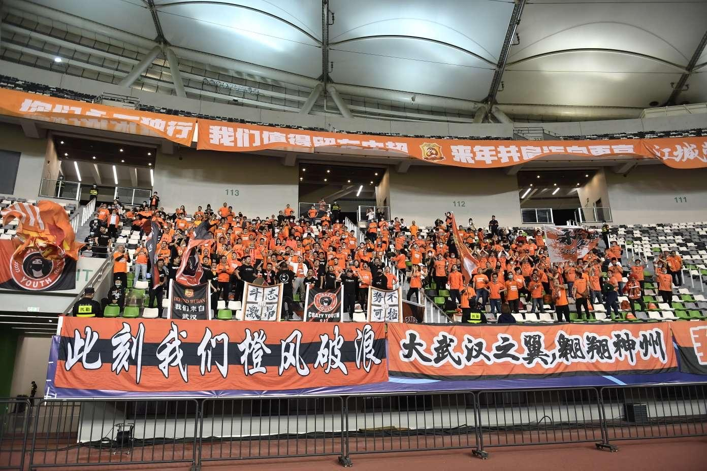 Aficionados Wuhan Zall en el estadio en el partido de ida de la promocion.
