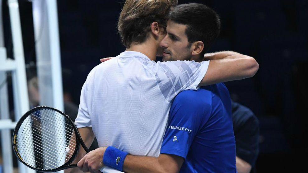 Novak Djokovic se abraza a Alexander Zverev a la finalización del partido.