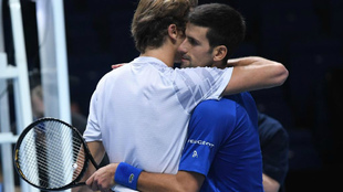 Novak Djokovic se abraza a Alexander Zverev a la finalizacin del...