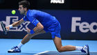 Djokovic intenta devolver una pelota de espaldas
