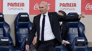 Zinedine Zidane, dando instrucciones a sus jugadores