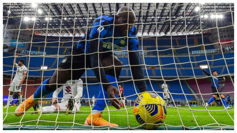 Romelu Lukaku picks up the ball after scoring Inter's 2-2 score ...