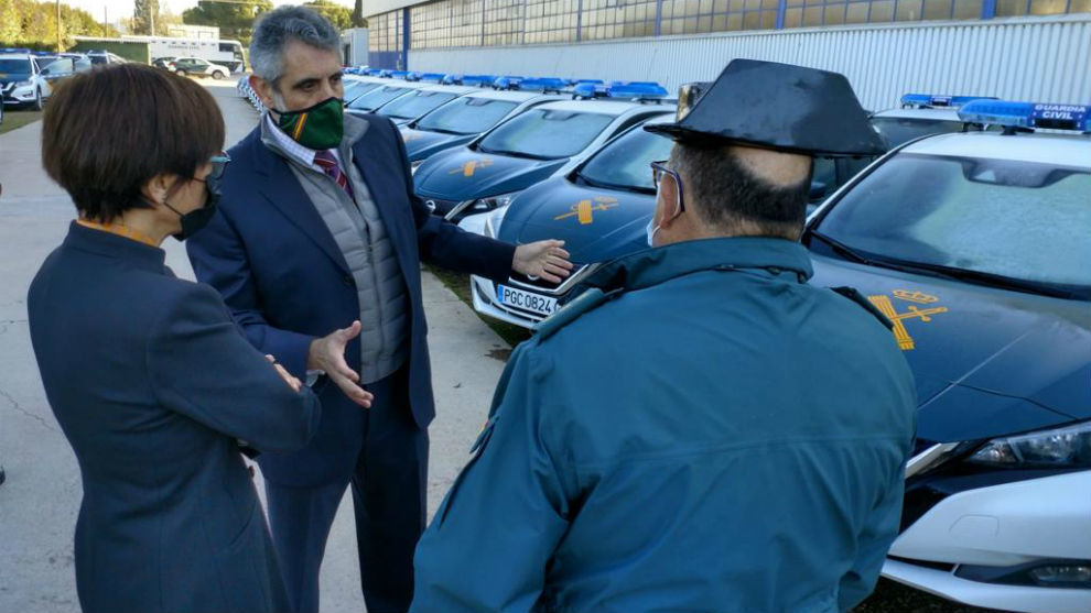 La directora general de la Guardia Civil, Mara Gmez, contampla los Nissan Leaf recin adquiridos.