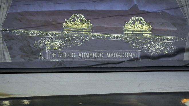 El féretro de Diego Armando Maradona, en el coche.