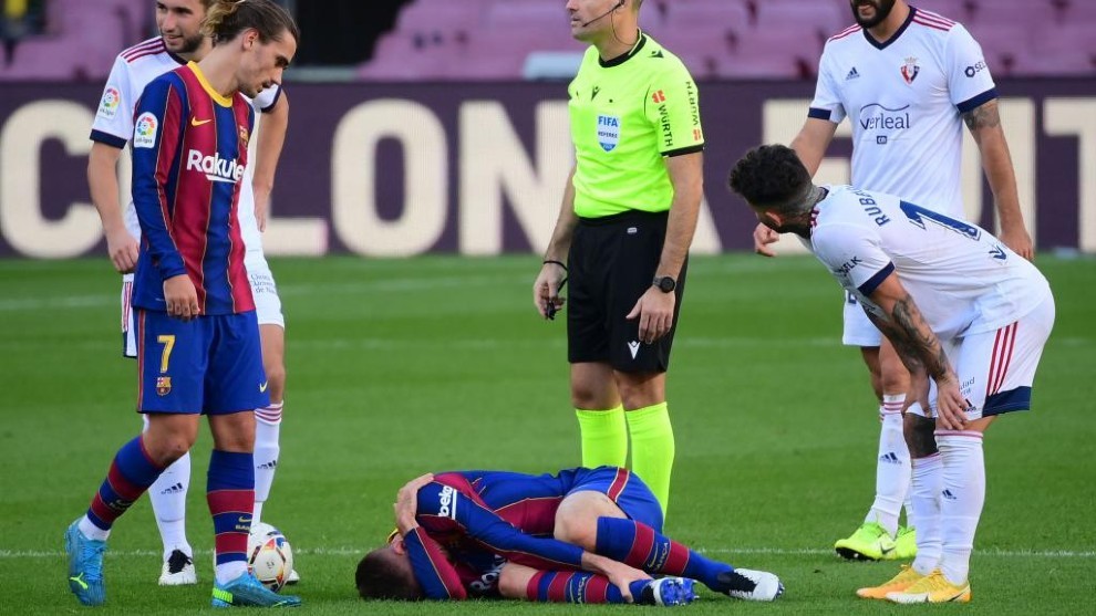 Lenglet, lesionado sobre el c�sped del Camp Nou.