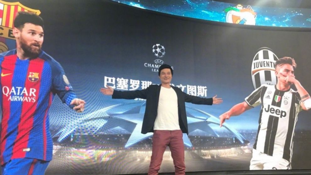 Li Yi posa delante de una pantalla gigante con una imagen de Messi...