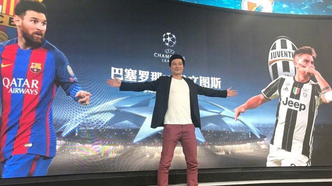 Li Yi posa delante de una pantalla gigante con una imagen de Messi y...