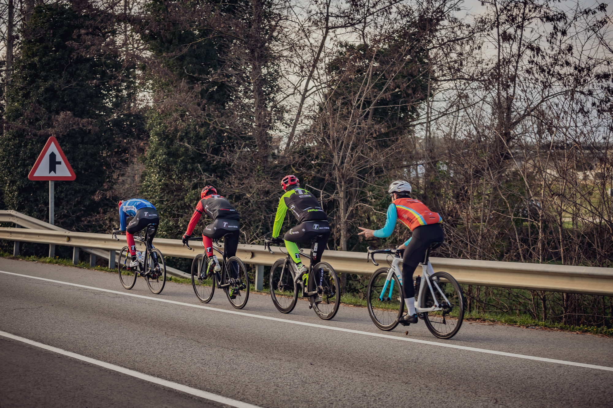 Varios ciclistas circulan en hilera por el arc