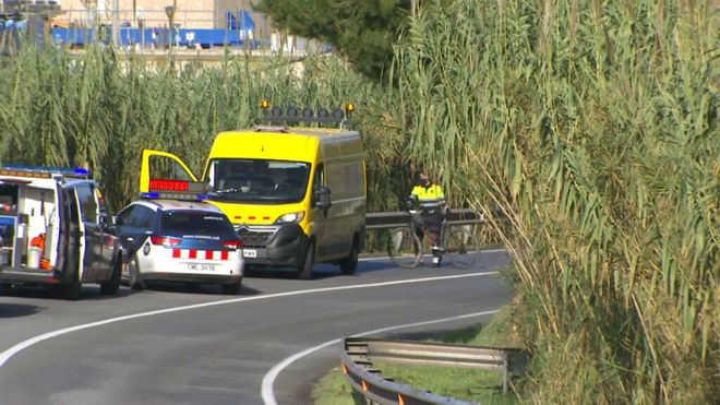 Un Mosso d'Esquadra recoge una de las bicis de las v