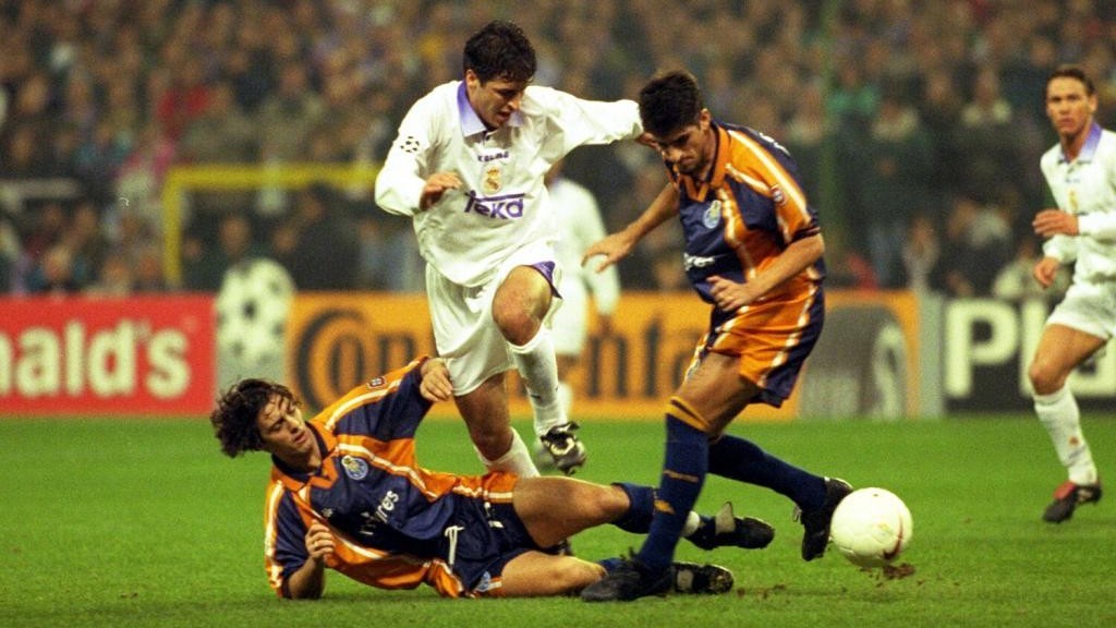 Ral, entre dos jugadores del Oporto en el 4-0 de la Champions 97-98