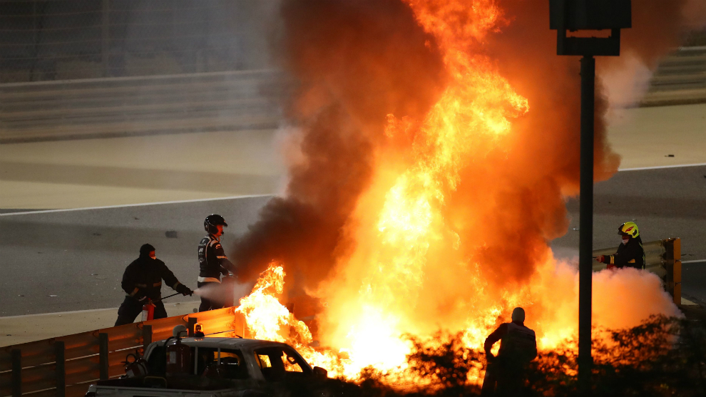 El coche de Grosjean, envuelto en llamas.