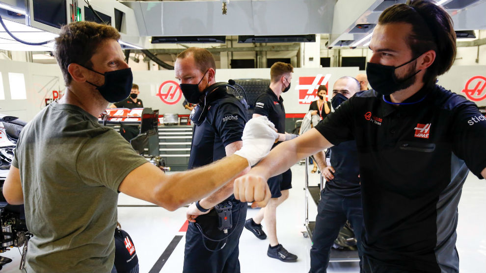 Romain Grosjean choca el puo vendado con uno de los mecnicos de Haas.