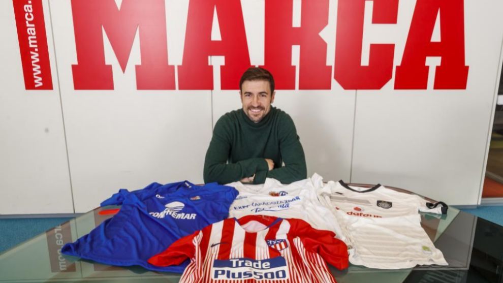 Gabi, en la redacción de MARCA, con las camisetas de sus cuatro clubes.