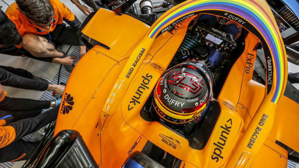 Carlos Sainz, en boxes, durante un Gran Premio de 2020.