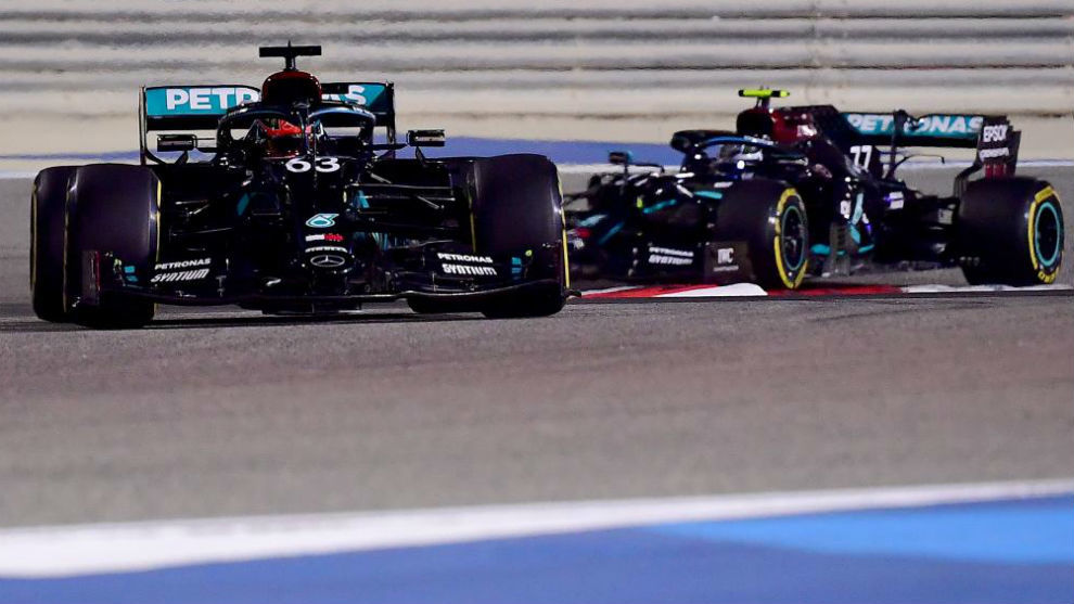 Russell por delante de Bottas, durante el GP de Sakhir de F1 2020.