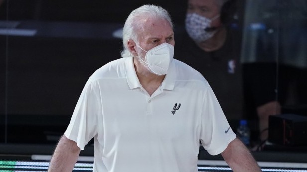 Gregg Popovich, con mascarilla, en un partido de los Spurs en la burbuja de Disney World.