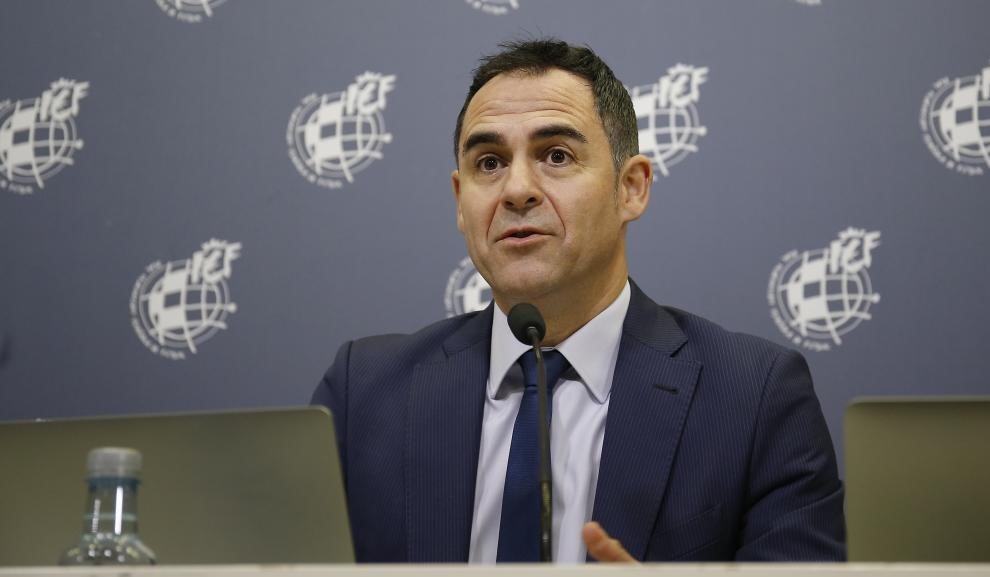 Velasco Carballo hace balance a la prensa de la actuación arbitral en una comparecencia en enero de 2020.