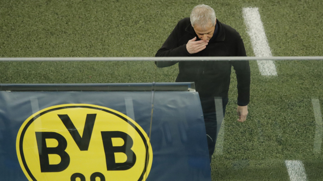 Lucien Favre en un duelo del Borussia Dortmund.