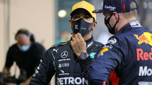 Verstappen charla con Hamilton tras ganarle en el GP de Abu Dabi.