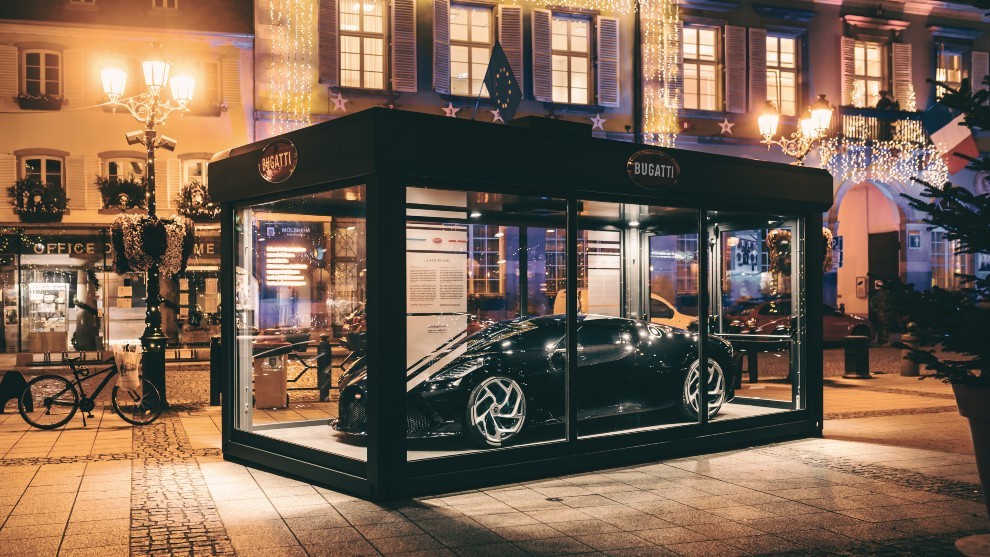 El adorno de Navidad más caro del mundo: el Bugatti Voiture Noire decora el centro de Molsheim