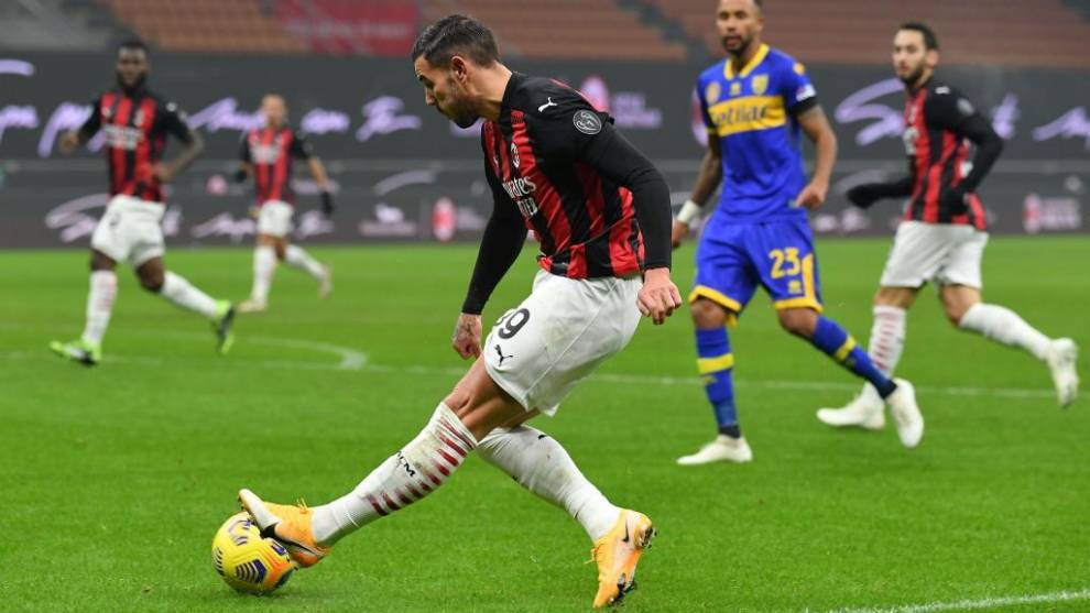 Theo Hernández centrando ante el Parma