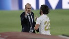 Zidane saluda a Isco en el partido ante el Getafe disputado en...