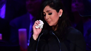 Vanessa Bryant llora en el funeral por Kobe en el Staples Center