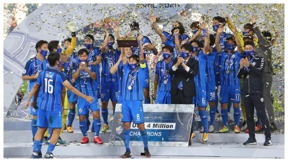 Sin Jin-ho levanta la Champions ganada por Ulsan Hyundai ante Persépolis.