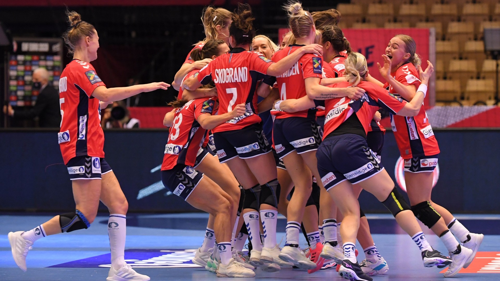 Las jugadoras noruegas celebran el triunfo en la final /