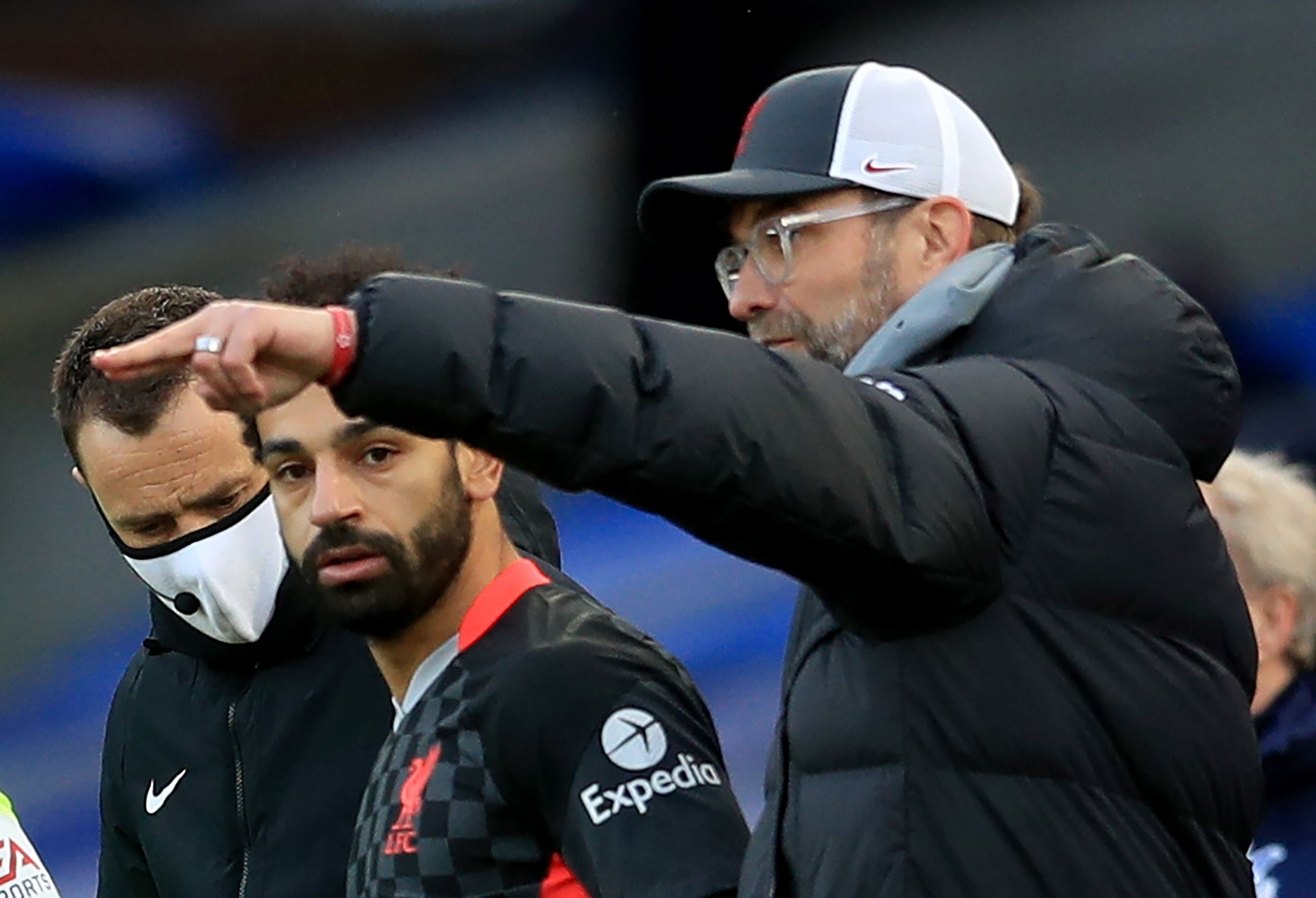 London (United Kingdom), 19/12/2020.- Mohamed lt;HIT gt;Salah lt;/HIT gt; of Liverpool (L) awaits to enter the pitch during the English Premier League soccer match between Crystal Palace and Liverpool FC in London, Britain, 19 December 2020. (Reino Unido, Londres) EFE/EPA/Adam Davy / POOL EDITORIAL USE ONLY. No use with unauthorized audio, video, data, fixture lists, club/league logos or 'live' services. Online in-match use limited to 120 images, no video emulation. No use in betting, games or single club/league/player publications