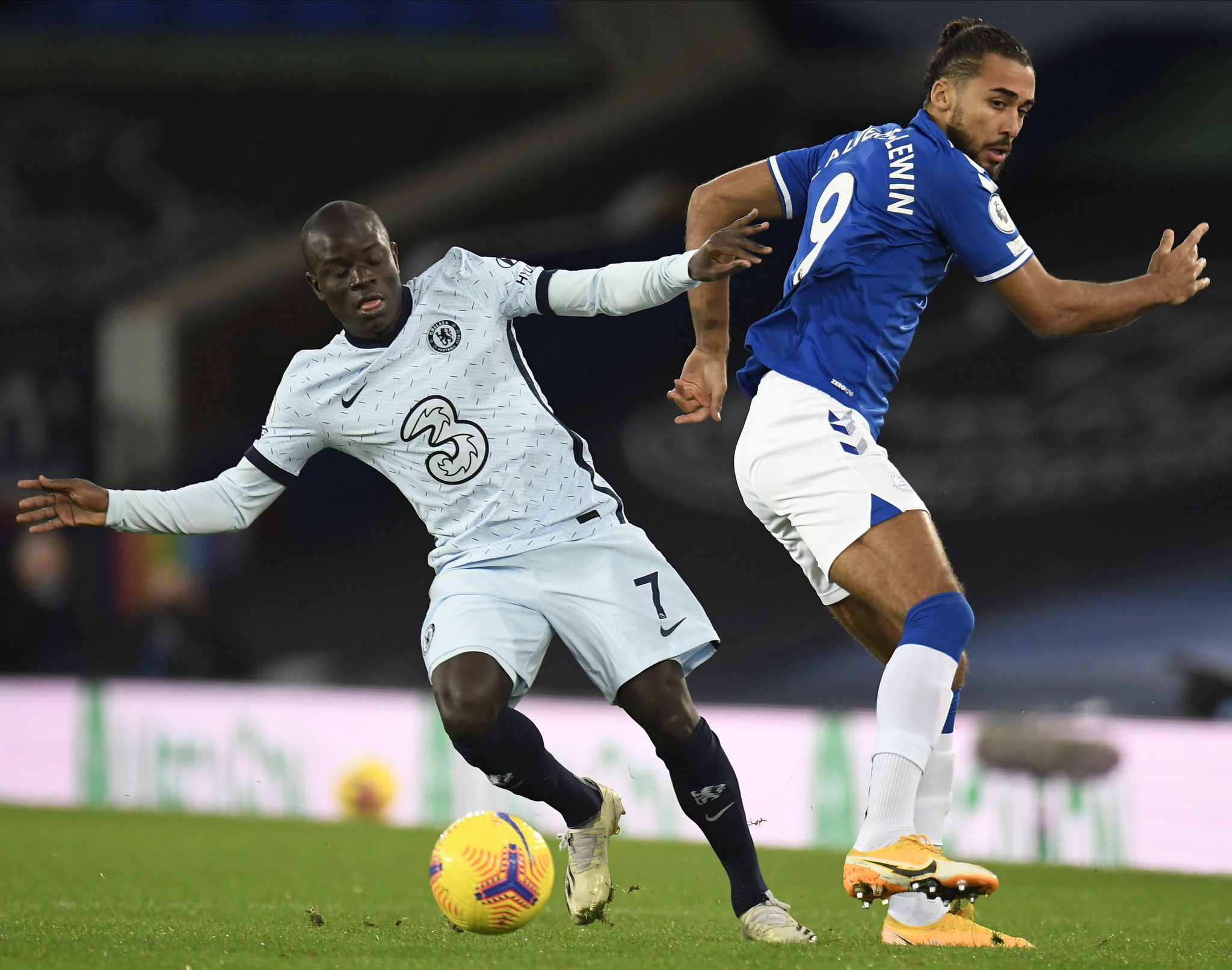 Liverpool (United Kingdom), 12/12/2020.- Chelsea's N'Golo lt;HIT gt;Kante lt;/HIT gt; (L) in action against Everton's Dominic Calvert-Lewin (R) during the English Premier League soccer match between Everton FC and Chelsea FC in Liverpool, Britain, 12 December 2020. (Reino Unido) EFE/EPA/Peter Powell / POOL EDITORIAL USE ONLY. No use with unauthorized audio, video, data, fixture lists, club/league logos or 'live' services. Online in-match use limited to 120 images, no video emulation. No use in betting, games or single club/league/player publications