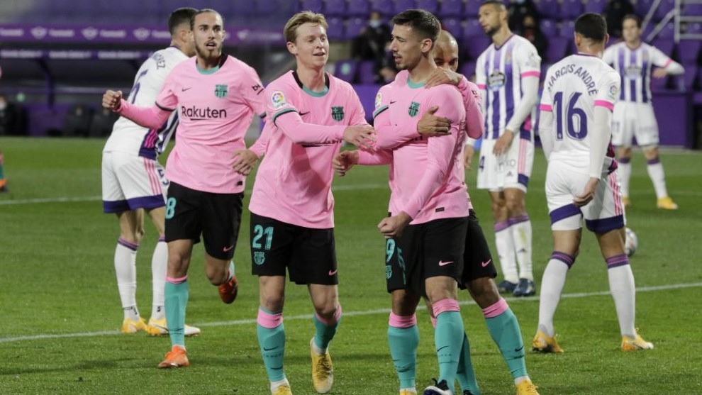 Los jugadores del Barcelona felicitan a Lenglet tras el gol.