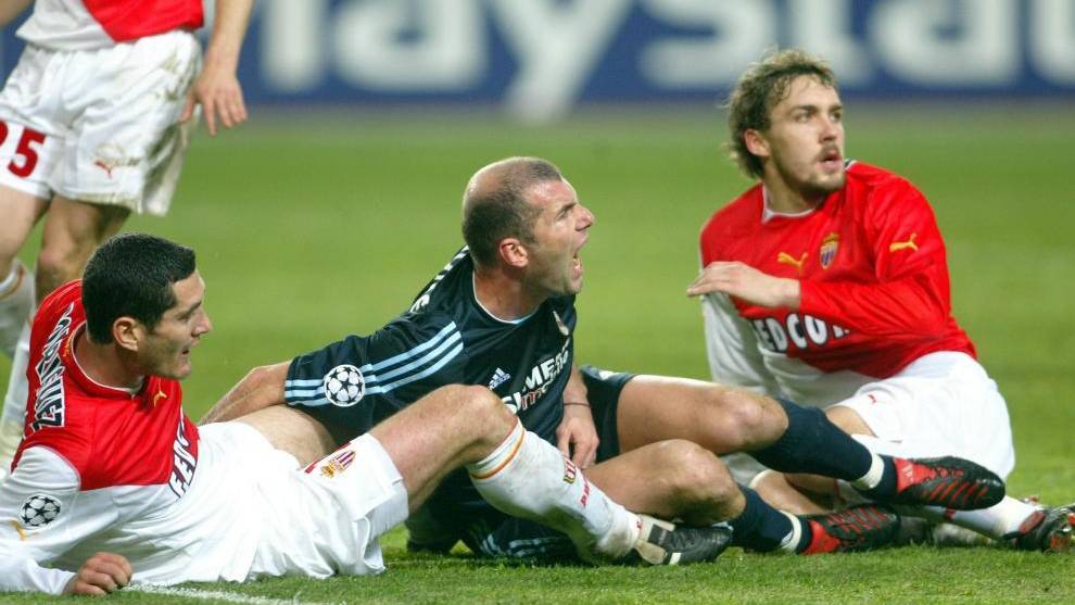 Zidane cae ante dos defensas en el M