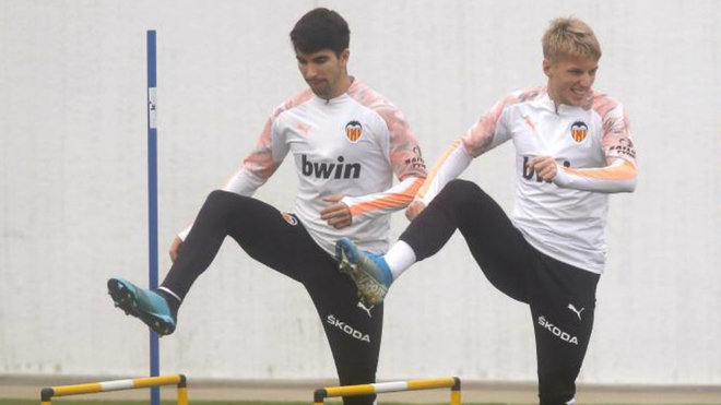 Carlos Soler y Daniel Wass. en una sesin con el Valencia en este...