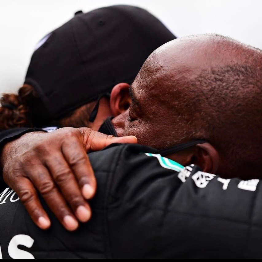 Lewis abraza a su padre Anthony Hamilton.