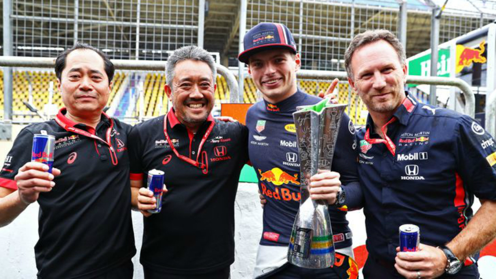 Tanabe, Yamamoto, Verstappen y Horner.