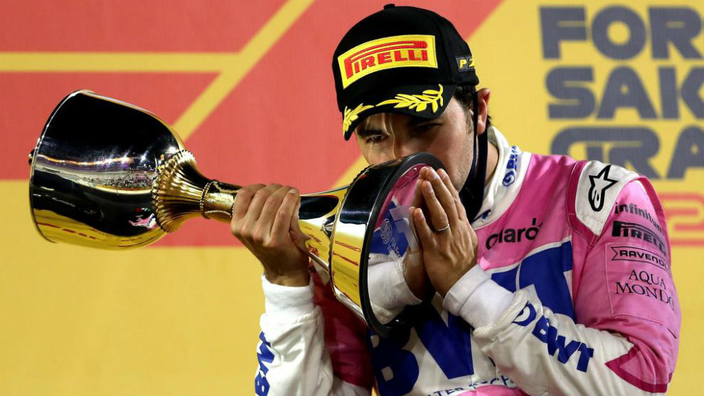 Checo Pérez besa la copa de ganador en el GP de Sakhir.